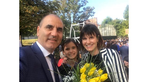 Цветан Цветанов със съпругата си Десислава и дъщеря им София на първия учебен ден
