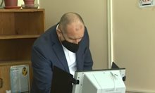 Президентът Радев атакува властта за шпионския скандал в деня на вота