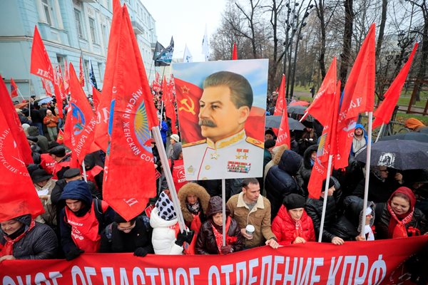 Демонстранти държат портрет на Сталин по време на честванията на годишнина на Октомврийската революция в Русия.

СНИМКА: РОЙТЕРС