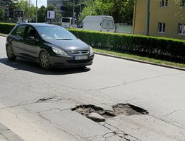 Една от дупките на бул. "Дунав".