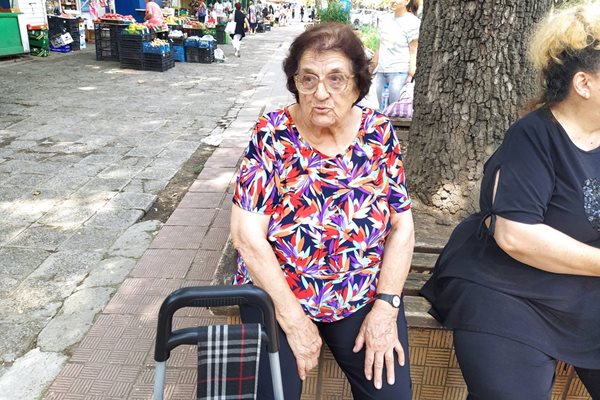 92-годишната Веска Минчева всяка година си затваря по 10 буркана с гювеч.