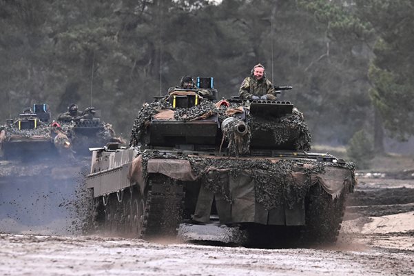 Германският военен министър Борис Писториус кара танк СНИМКА: Ройтерс