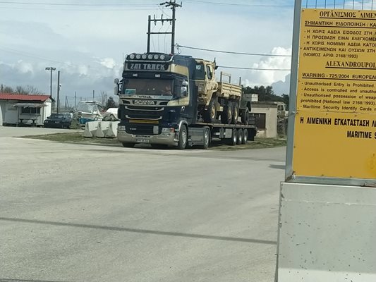 От Александруполис непрекъснато тръгват към България камиони с военна техника.