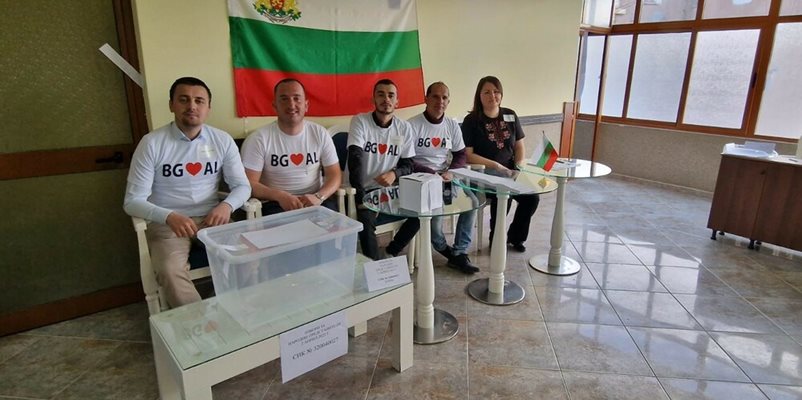 Изборна секция в Албания
СНИМКА: МВнР