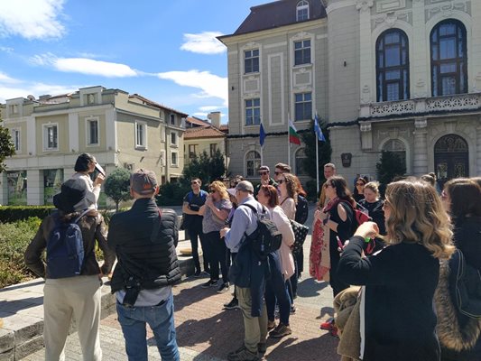 Поредна група с чужди туристи поведе екскурзоводка да им показва пловдивските прелести.