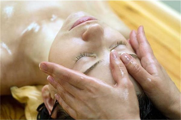 Все повече хора, привърженици на природосъобразния начин на живот, избират хомеопатията и източните масажи като вариант за лечение на по-леки оплаквания.
СНИМКИ: АРХИВ
