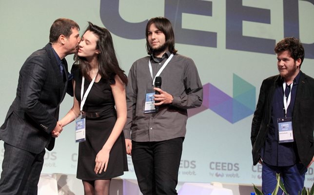 Андюс Ансип лично поздрави на сцената на Webit тримата млади изобретатели.