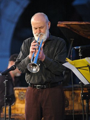 Поетът Борис Христов, който написа стихотворението "Вечерен тромпет", владее този музикален инструмент, който раздира тишината...