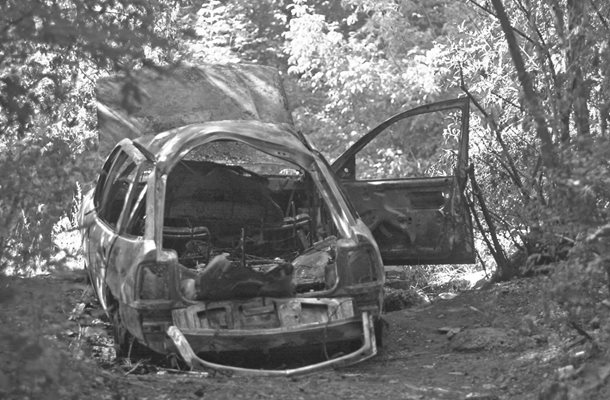 Колата на килърите е открита опожарена ден след тройното убийство