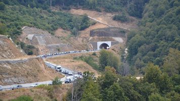 Над 2 километра опашка за влизане в България през ГКПП "Маказа"