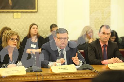 През ноември на заседание на комисията с участието на главния прокурор Сотир Цацаров е разглеждан докладът на ДАНС.
