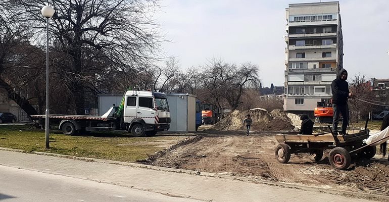 Строителна техника беше струпана още в петък в карето между ул. "Лъджене", "Балкан" и "Райно Попович".

Снимка: Авторът