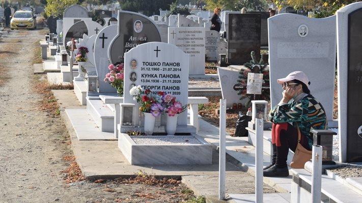 Пловдивчанка седна на гроба на свой близък и се отдаде на спомени.