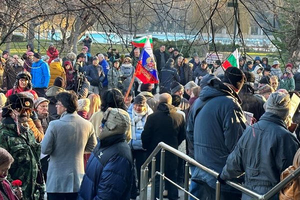 Участниците в протеста развяха руски знамена.


Снимки: Никола Михайлов.