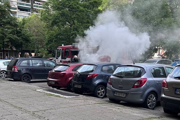 Паркирана кола пламна до жилищни блокове в центъра на Пловдив (Снимки, Видео)