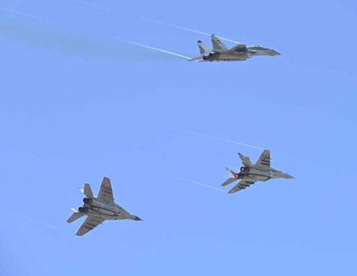 За празника все пак прелетяха три самолета МиГ-29
СНИМКА: Йордан Симеонов