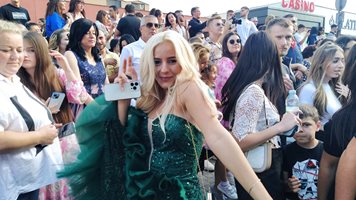 Ана Мария от Пловдив: Дойдох с фадрома на бала, за да ме видят всичкииии!  (Снимки, видео)