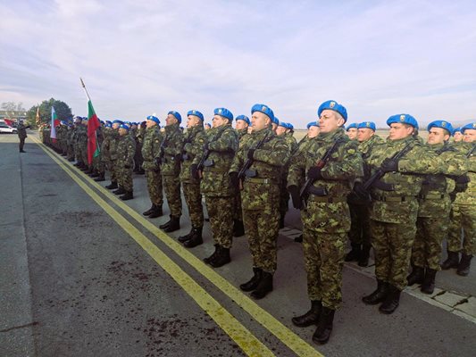 Военни на плаца в Граф Игнатиево.