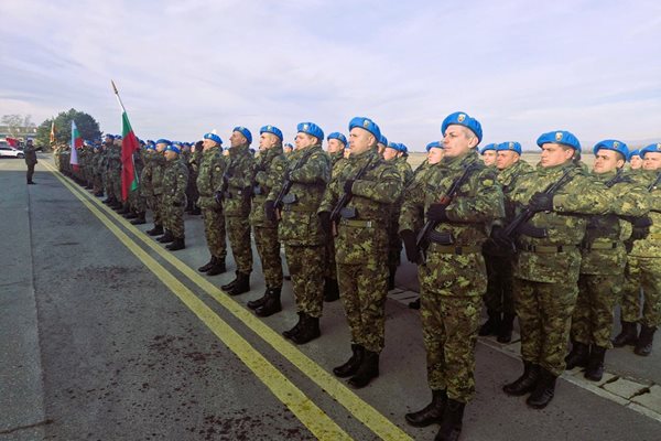 Военни на плаца в Граф Игнатиево.