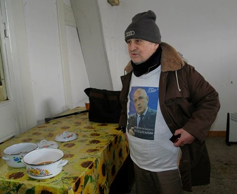 78-годишният пловдивчанин Георги Михайлов не сваля тениската с лика на Борисов дори и в студа.