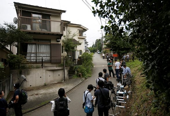 Новинари обсадиха дома на убиеца в тих квартал на Сагамихара. СНИМКА: РОЙТЕРС