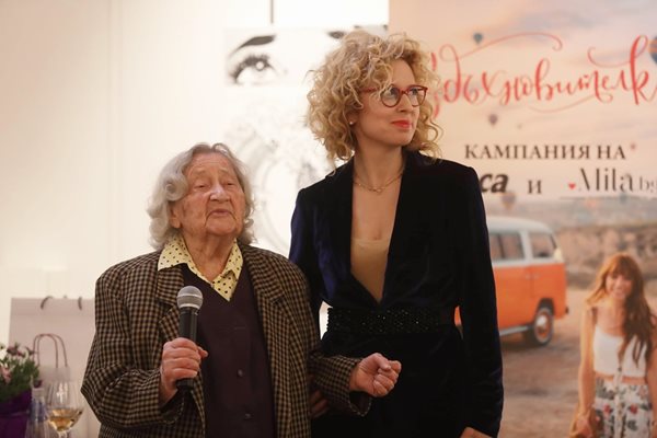Силвия Лулчева заедно с уважаемата героиня от новия си проект мадам Попова