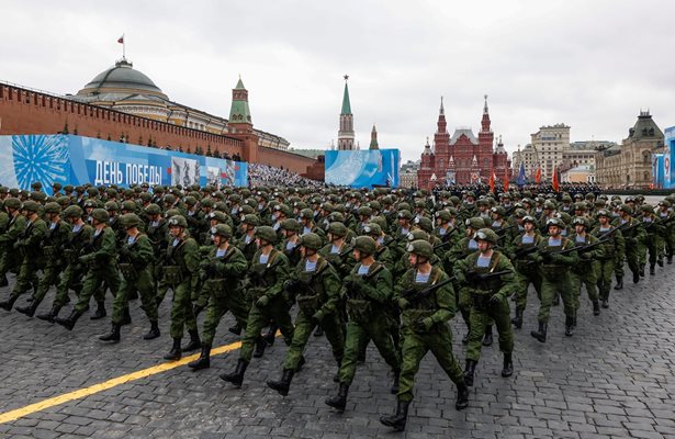 На Червения площад минаха над 12 000 военни.