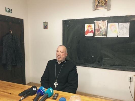 Отец Боян Саръев ще приеме 50 бежанци от Украйна в комплекса край храма "Успение Богородично" в кърджалийския кв. "Гледка"
