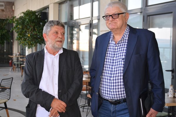 Книгата на Атанас Орачев (вляво) е реализирана благодарение на сдружение „Черноморска Странджа“ с председател водача на листата на Коалиция „БСП за България“ за 2-ри МИР - Бургас инж. Петър Кънев (вдясно).