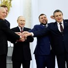 Владимир Путин заедно с 4-мата лидери на анексираните украински територии в Кремъл.
СНИМКИ: РОЙТЕРС