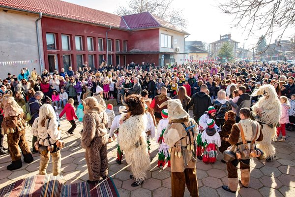Сурвакарският празник в "Гниляне" събра стотици зрители и участници / Снимки: Георги Алексиев