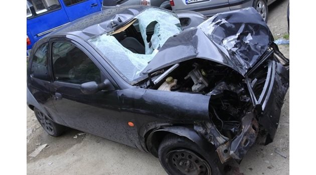 Автомобилът, блъснал пешеходците СНИМКА: Велислав Николов