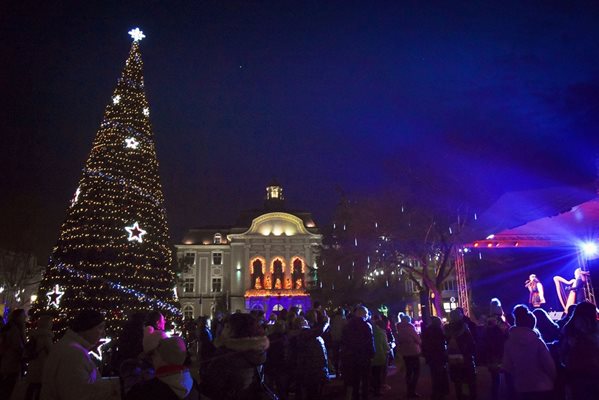 За 23-и път край елхата и на откритата сцена пред общината пловдивчани ще посрещнат новата година на открито.