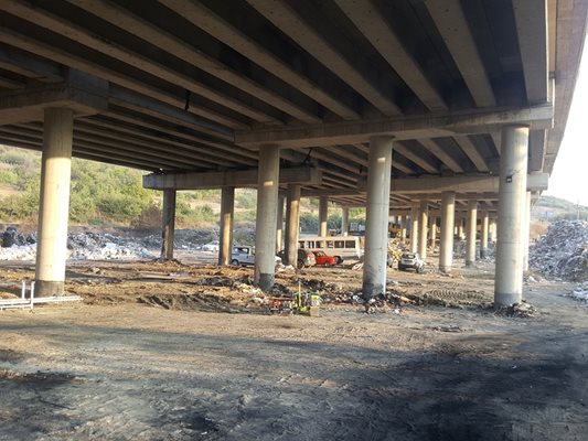 Под моста вече няма боклуци, но не се знае кога ще бъдат премахнати тези отстрани. Това е задължение на общината в Дупница.