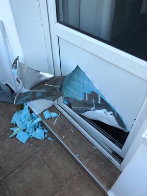 Разбитата врата на терасата при взлома в апартамента на Балтаков през юни
СНИМКИ: ЛИЧЕН АРХИВ