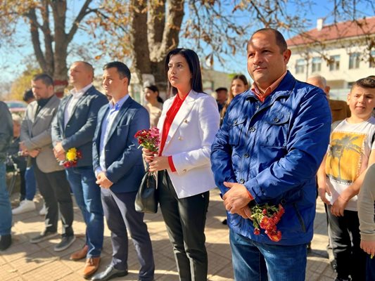 Депутатите от ГЕРБ за Пловдивска област Младен Шишков и Десислава Трифонова също почетоха събитието. Снимка: ФБ