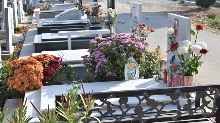 Близки на починалите отрупаха гробовете с цветя.