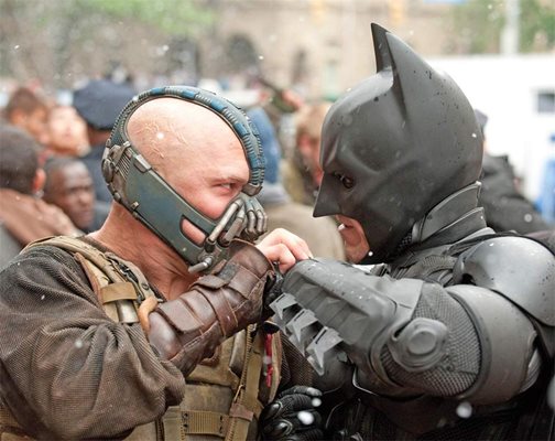 Том Харди слага маска пред лицето си и се превръща в злодей в последната част за Батман, режисирана от Кристофър Нолън. Снимката е кадър от “Черният рицар: Възраждане”.