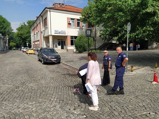 Униформени опънаха ленти по ул. "Дондуков" пред Радио Пловдив и БНТ-Пловдив, за да могат участниците в дискусията да паркират.