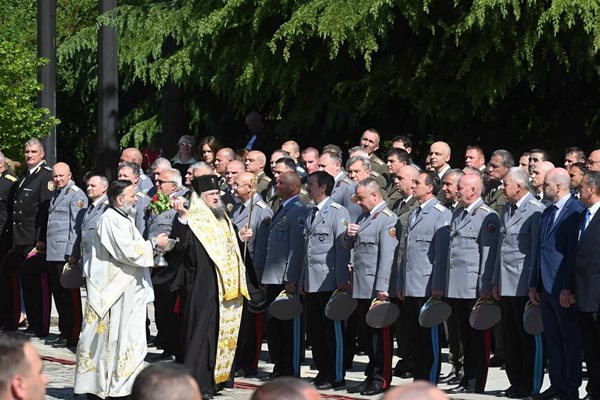 Церемонията се състоя на пл. “Свети Александър Невски” в София по повод Деня на храбростта и празника на Българската армия