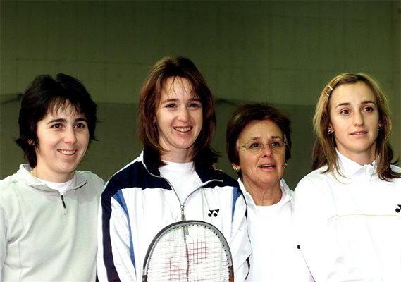 Легендите на българския тенис сестри Малееви с майка си Юлия Берберян. От ляво на дясно - Катерина, Мануела, Берберян и Магдалена. В края на кариерата си Мануела игра за Швейцария. 
СНИМКА: АРХИВ