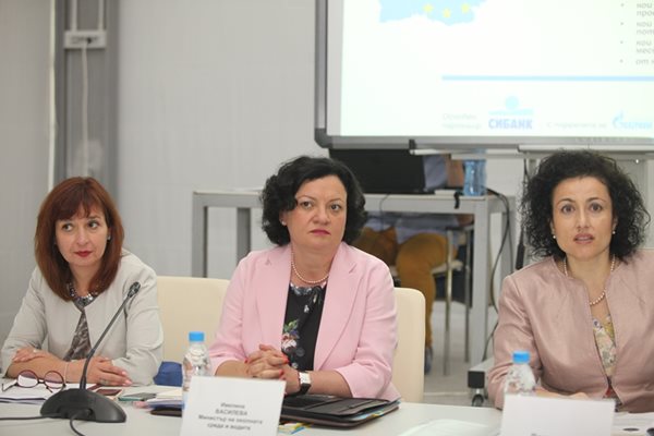 Министрите на социалната политика Зорница Русинова, на екологията Ивелина Василева и на земеделието Десислава Танева също участват в кофнеренцията.