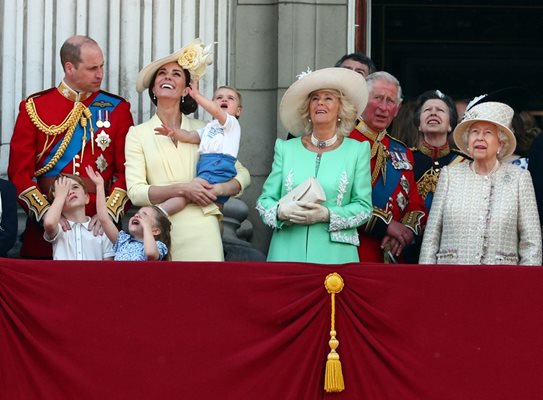 Уилям и Кейт с трите си деца, Камила, Чарлз и кралице Елизабет Снимки: Ройтерс