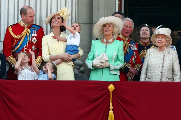 Уилям и Кейт с трите си деца, Камила, Чарлз и кралице Елизабет Снимки: Ройтерс