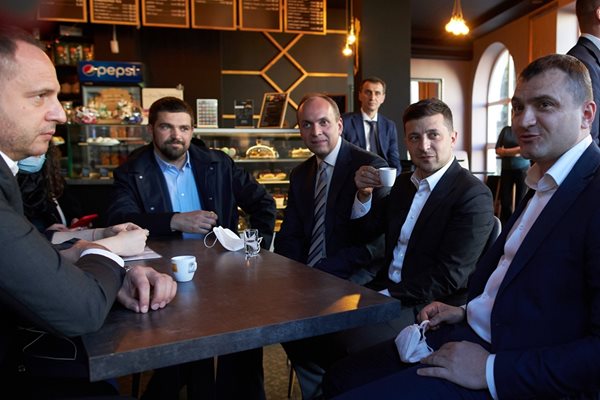 Володимир Зеленски на кафене по време на карантината. Снимка: Фейсбук/ Офіс Президента України