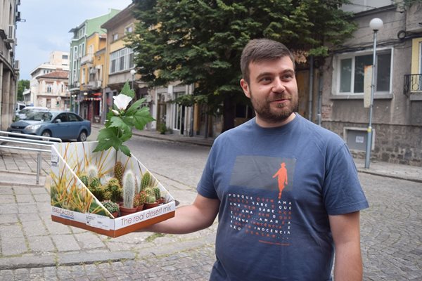 Любомир Чакъров донесе 17 кактуса. 