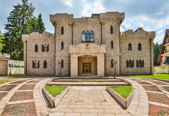 Впечатляващият замък на Самоковеца е в Боровец