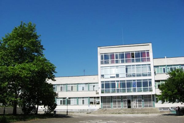 Единственият паметник на Гьоте в България и пети в света се намира в двора на Немската гимназия в Бургас.