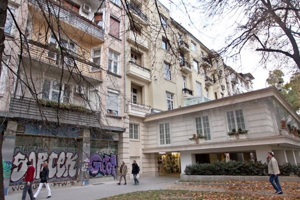 Апартаментът над градинката на "Кристал" в София.