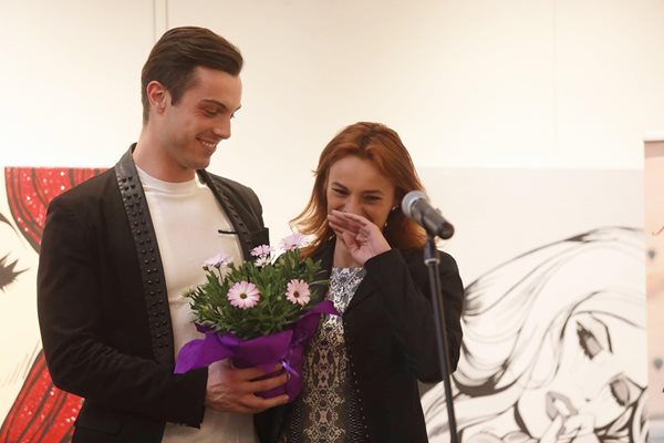 Филип Буков развълнува до сълзи майка си Росица Букова, като изненадващо се появи да й връчи плакета